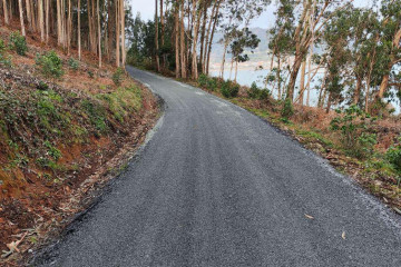 FOTO Cariño   Avanzan las obras de pavimentación y mejora del camino del Mazanteo, en Figueiroa (1)