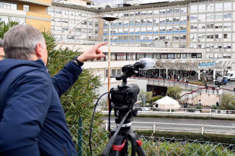 El papa continúa en el hospital y se perderá el Ángelus del domingo