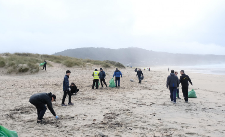 Una treintena de voluntarios participaron en la limpieza de la playa de Doniños de la SGHN y Mar de Fábula