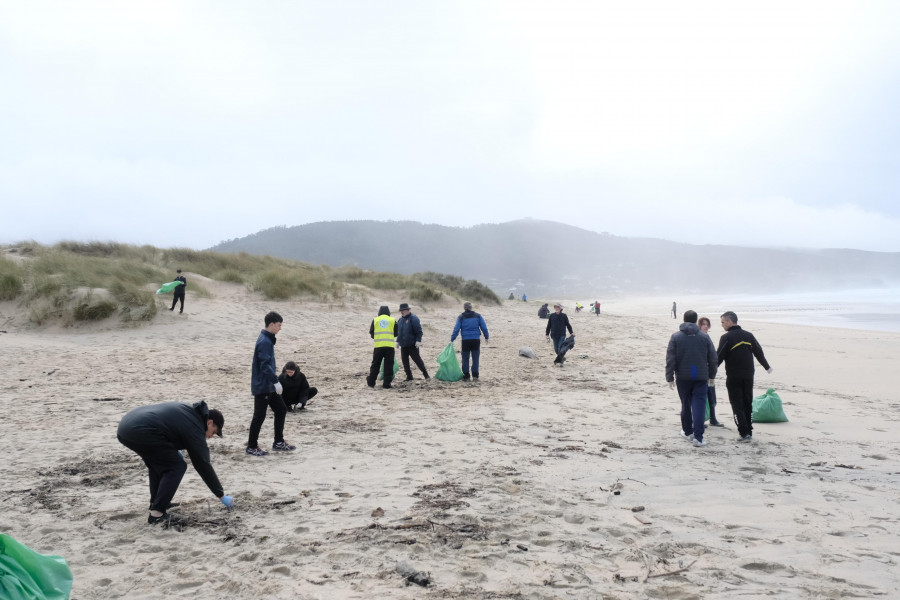 Una treintena de voluntarios participaron en la limpieza de la playa de Doniños de la SGHN y Mar de Fábula