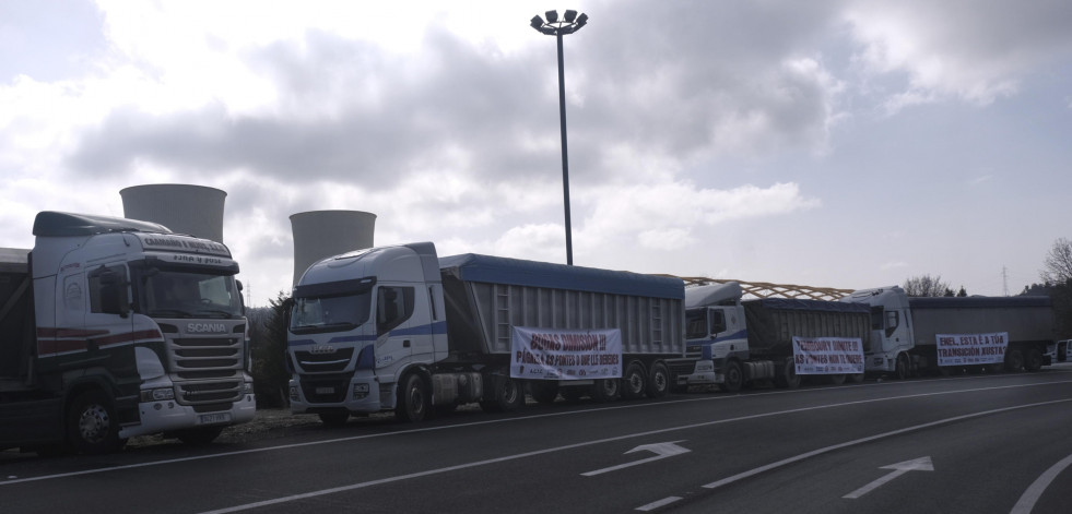 Los camioneros de As Pontes avanzan medidas de presión por el traslado de desechos