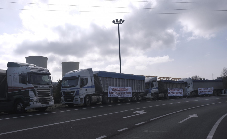 Los camioneros de As Pontes avanzan medidas de presión por el traslado de desechos