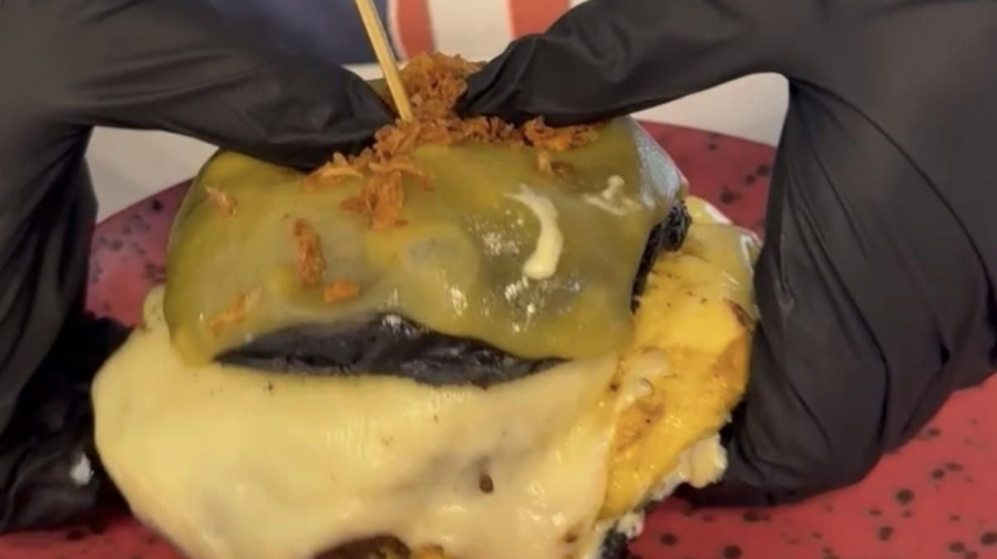 Probando la "Black Pearl", una de las dos hamburguesas de Ferrolterra que optan a ser las mejores de España