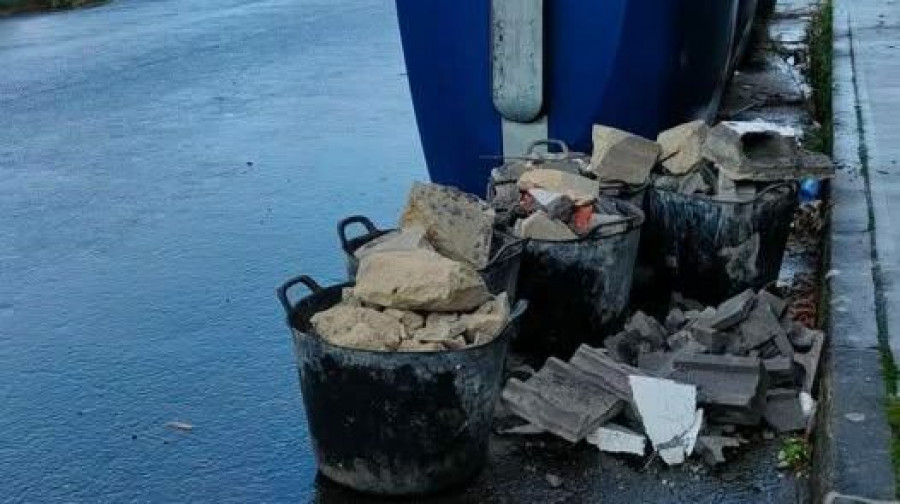 Denuncia vecinal en Narón por la basura acumulada en el polígono de As Lagoas