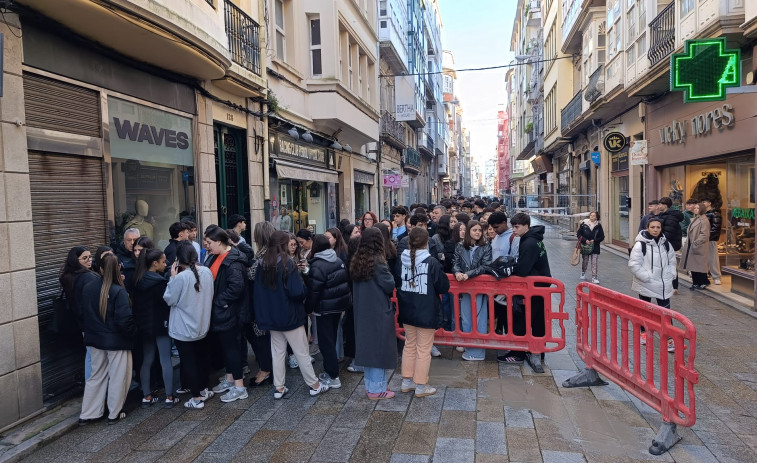 Largas colas en la calle Real de Ferrol para hacerse con una entrada de reguetón