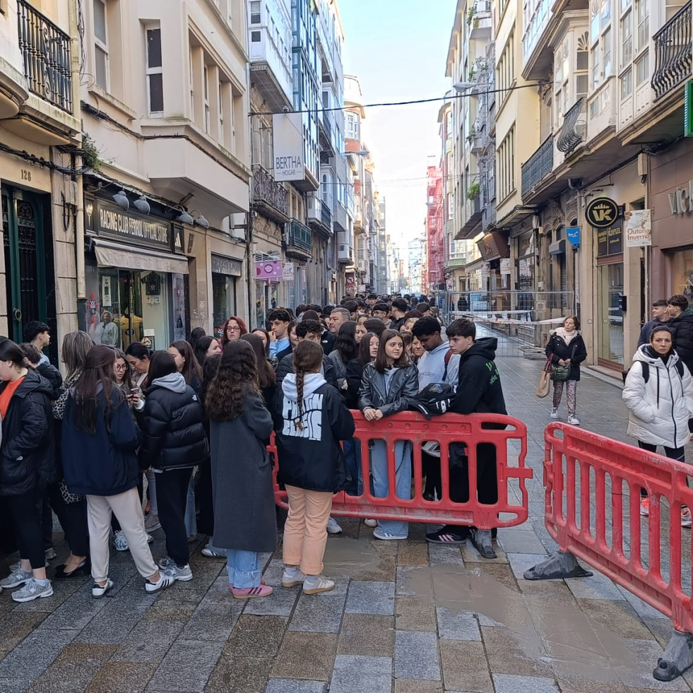 Largas colas en la calle Real de Ferrol para hacerse con una entrada de reguetón