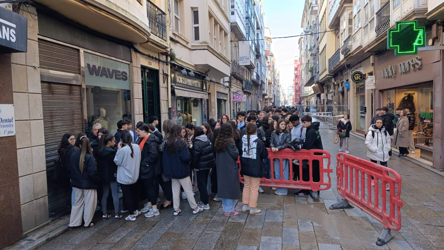 Largas colas en la calle Real de Ferrol para hacerse con una entrada de reguetón