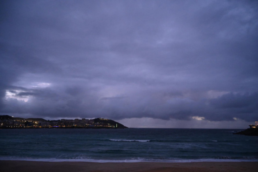 Un meteoro iluminó el cielo de varios puntos de A Coruña y Lugo a primera hora de este miércoles