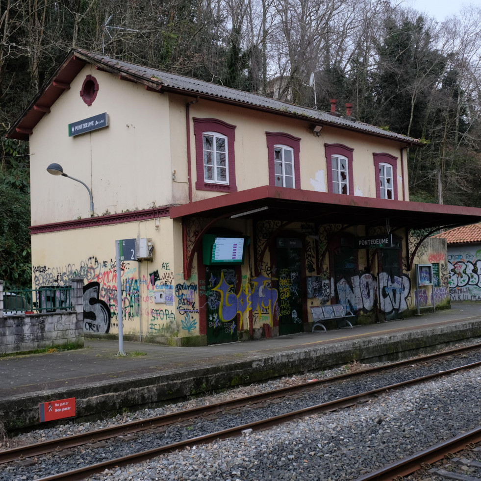 ADIF acondicionará el talud de la estación de Pontedeume y colocará cámaras de vigilancia