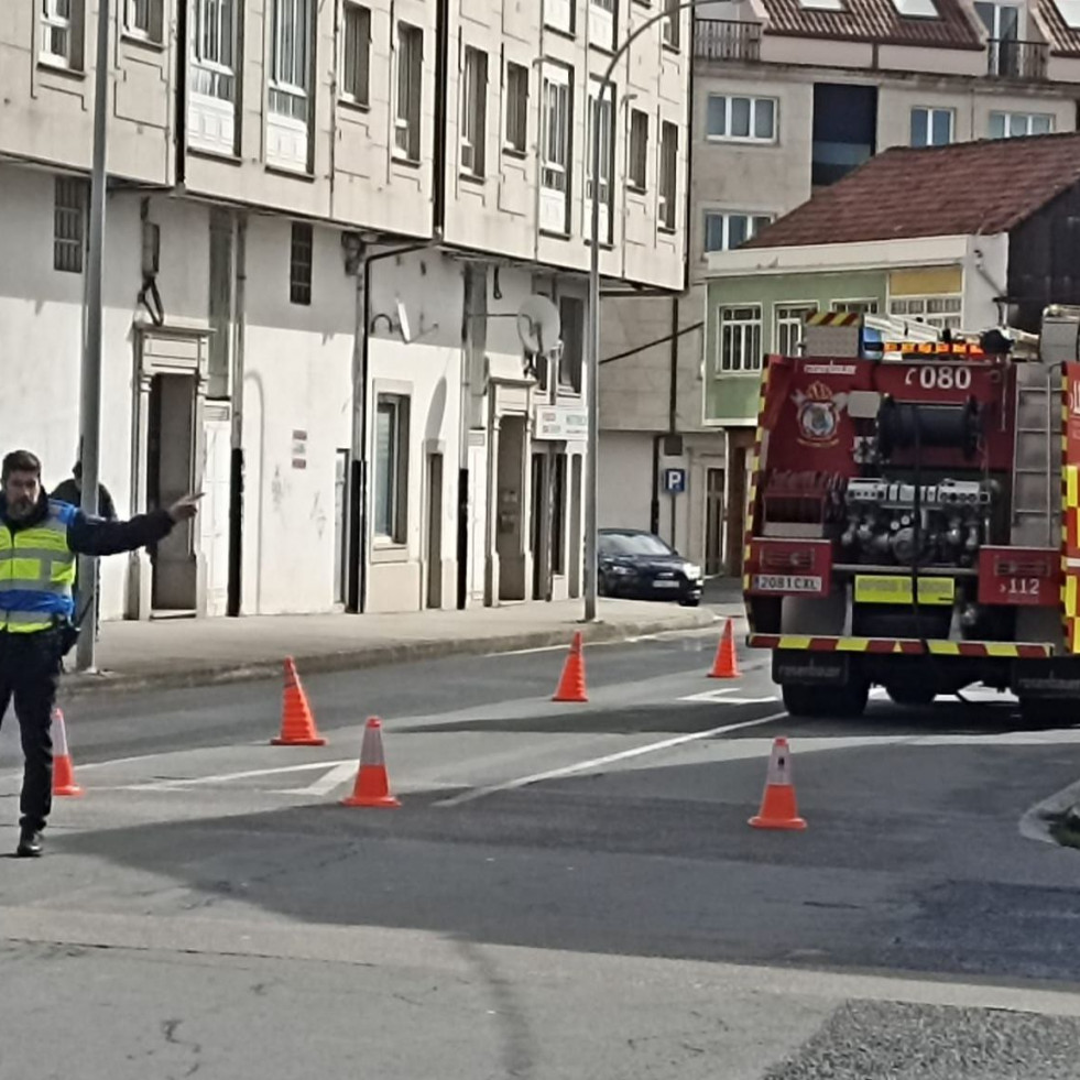 Corte de tráfico en Narón para limpiar una mancha de aceite en la calzada