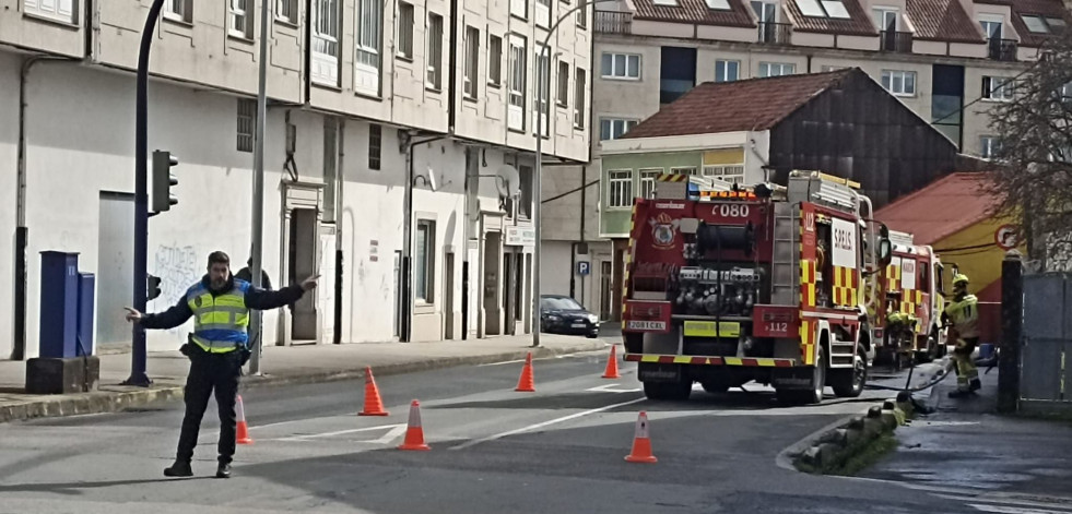 Corte de tráfico en Narón para limpiar una mancha de aceite en la calzada