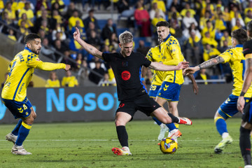 El centrocampista del FC Barcelona Dani Olmo (c) realiza un disparo