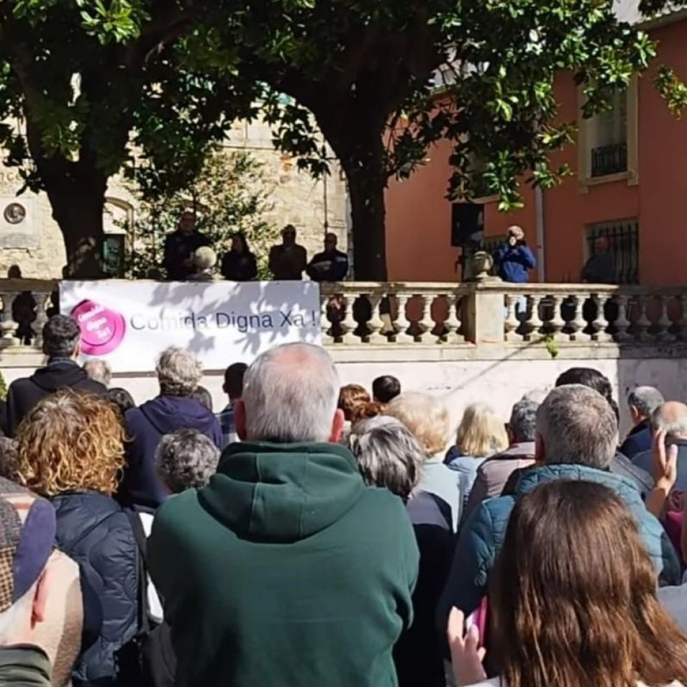 Masiva concentración en Ortigueira por la calidad de la comida de la residencia de mayores