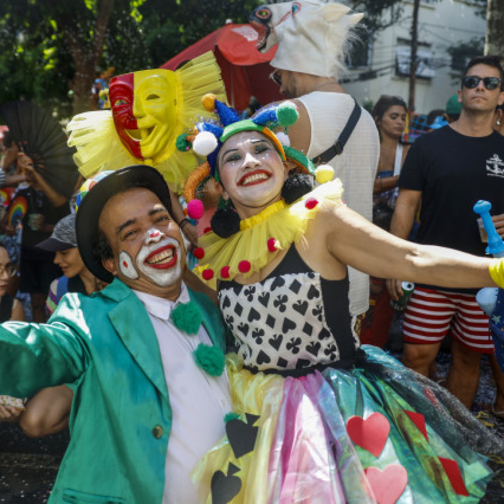 El carnaval de Río rinde tributo a la infancia con un pintoresco desfile de payasos