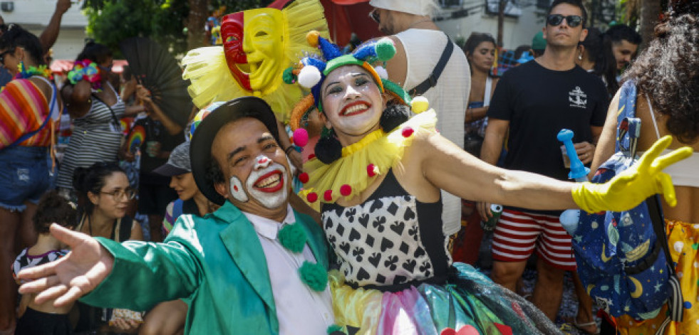 El carnaval de Río rinde tributo a la infancia con un pintoresco desfile de payasos