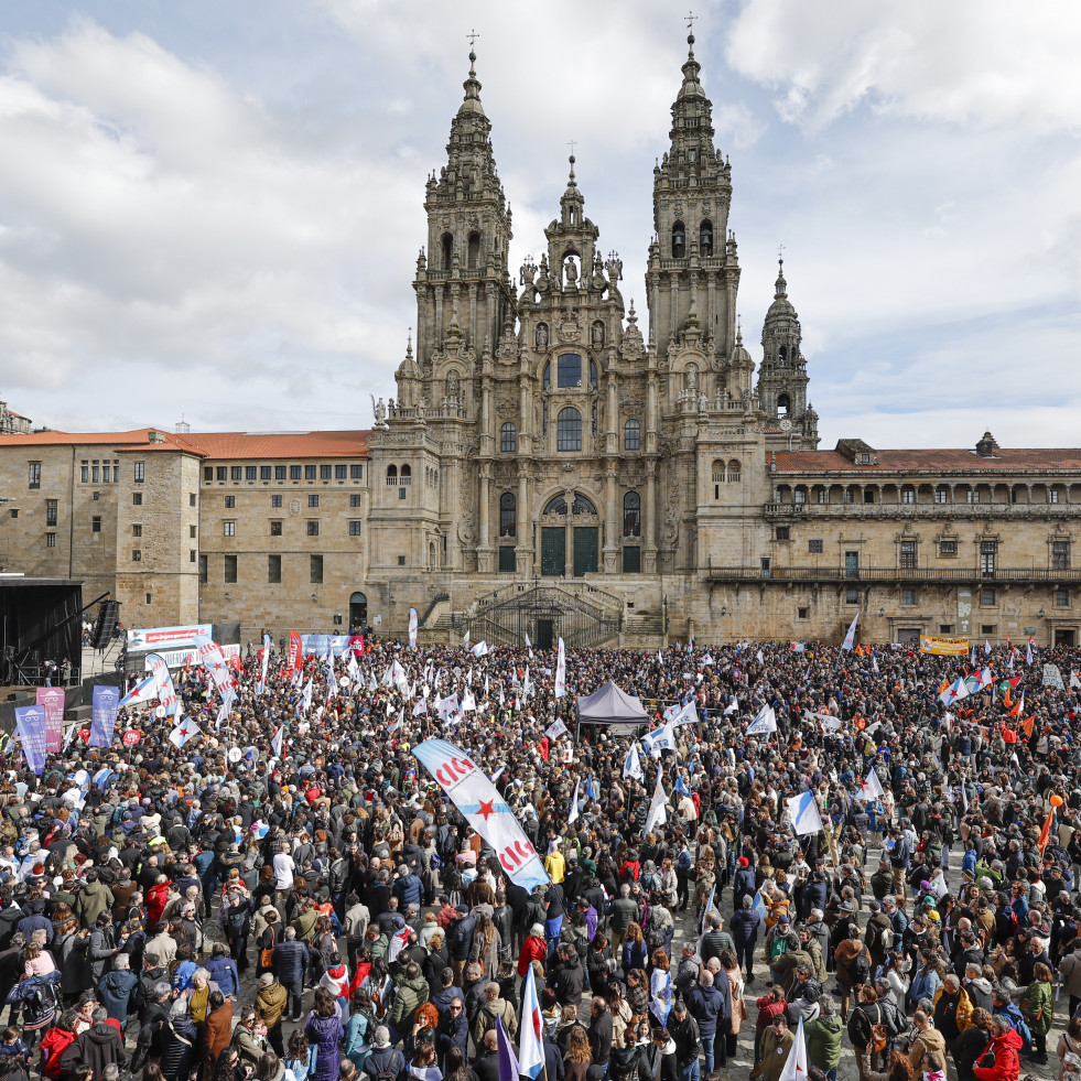 Miles de persoas claman en Santiago a favor de potenciar a lingua galega