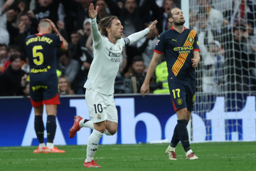 El centrocampista croata del Real Madrid Luka Modric (c) celebra el primer gol de su equipo durante el partido de LaLiga entre e