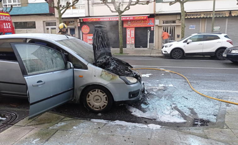 Se quema en plena vía un vehículo en Fene, en Marqués de Figueroa