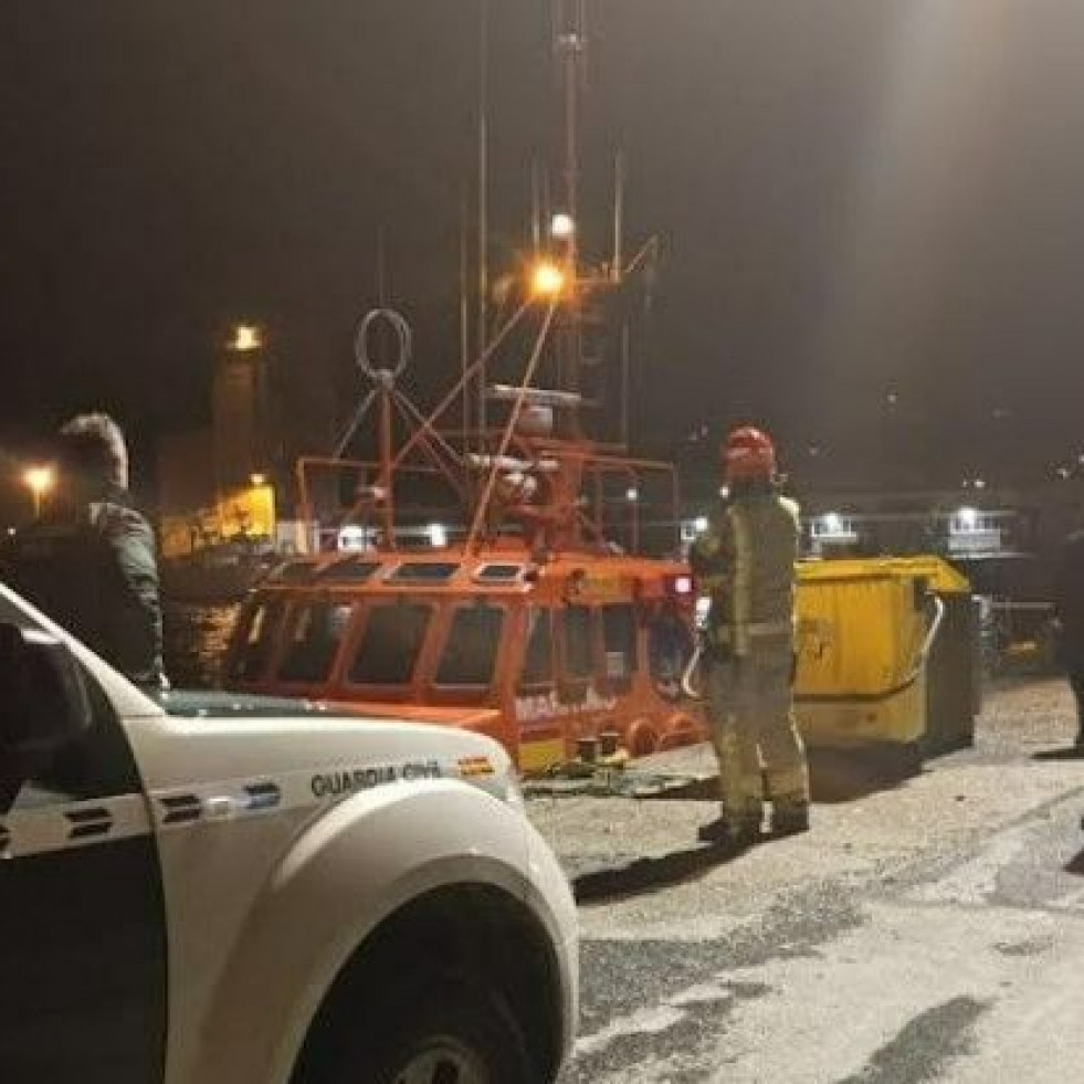 Arde una planeadora de madrugada en el puerto de Cariño