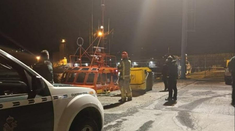 Arde una planeadora de madrugada en el puerto de Cariño