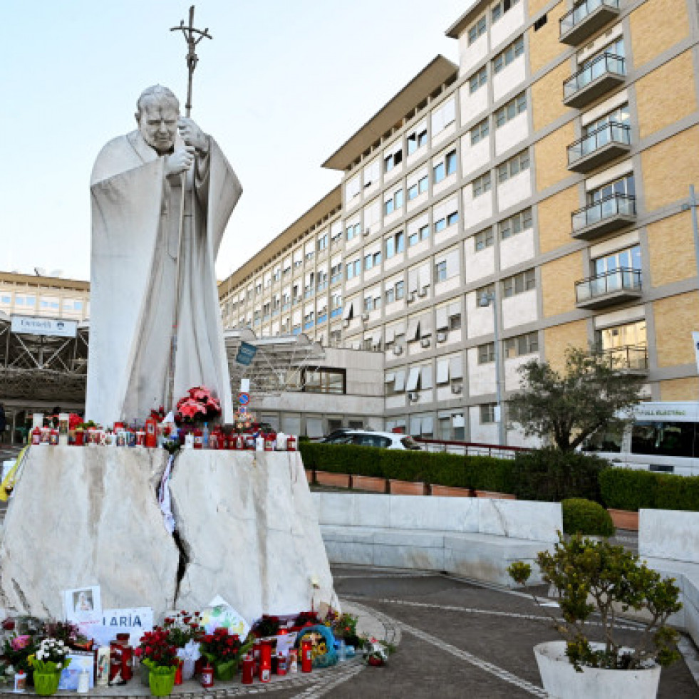 El papa sigue estable y se somete a nuevas pruebas médicas