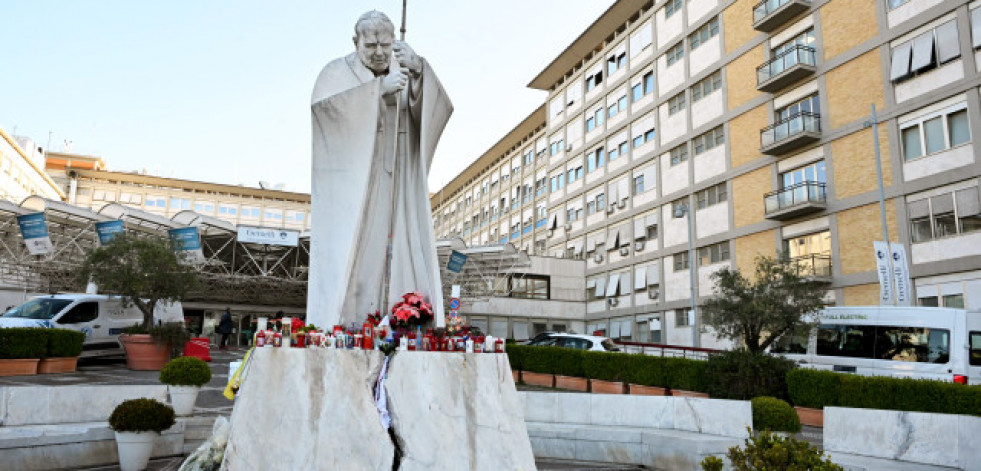 El papa muestra una 