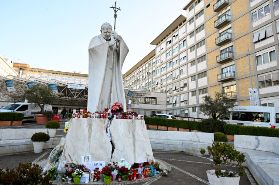 El papa sigue estable y se somete a nuevas pruebas médicas