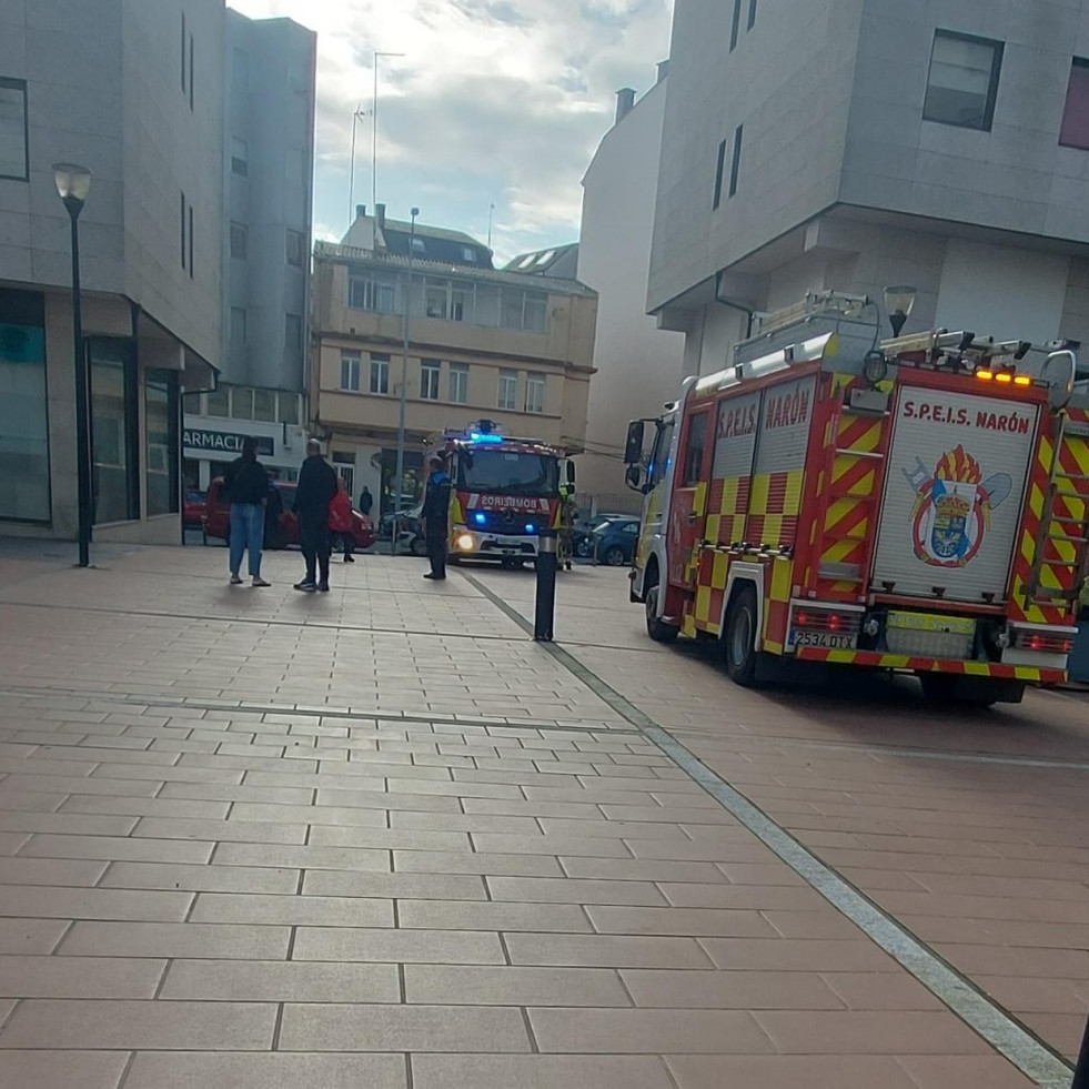 Evacuada la plaza Tranvías de Narón por una fuga de gas