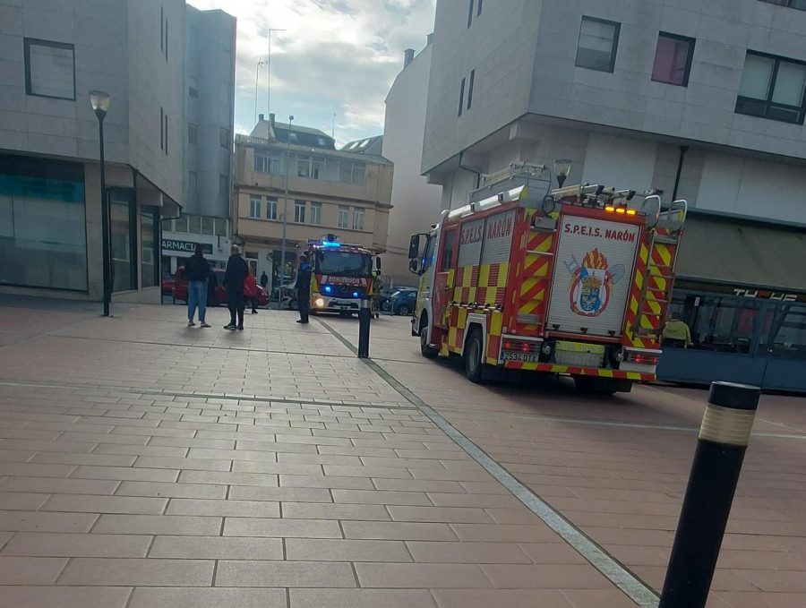 Evacuada la plaza Tranvías de Narón por una fuga de gas