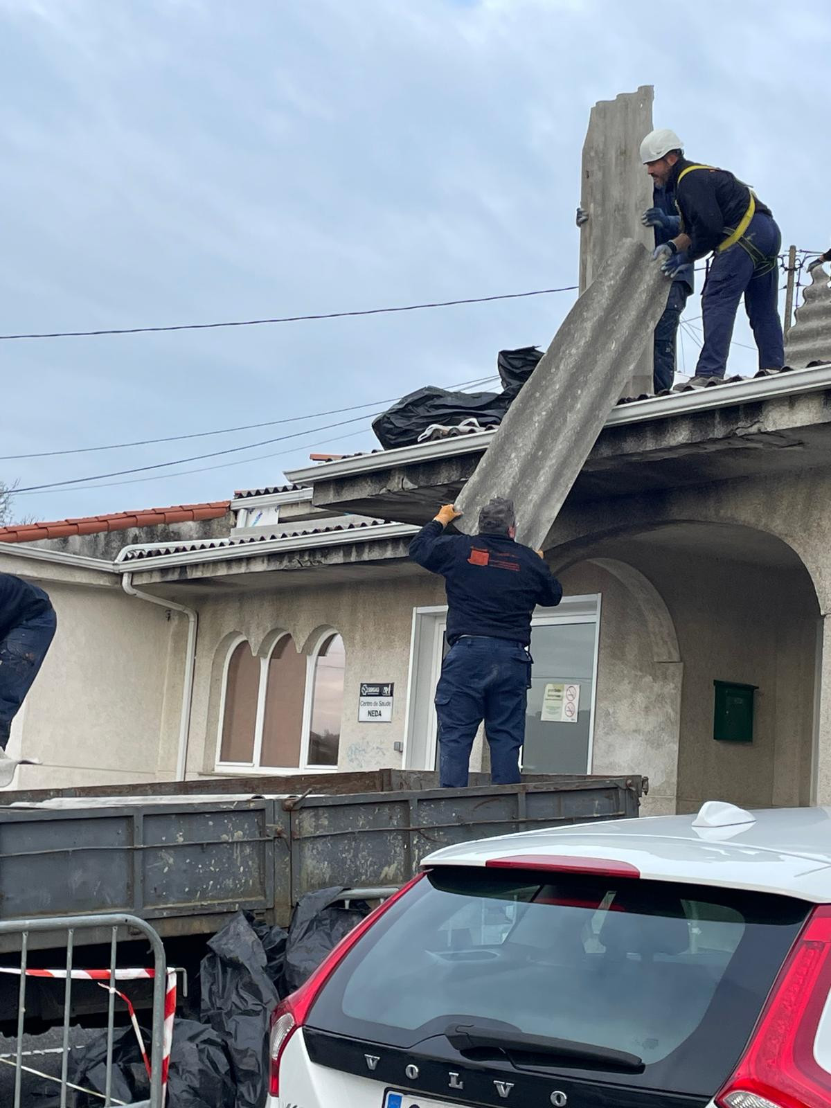 Operarios tejado centro salud neda