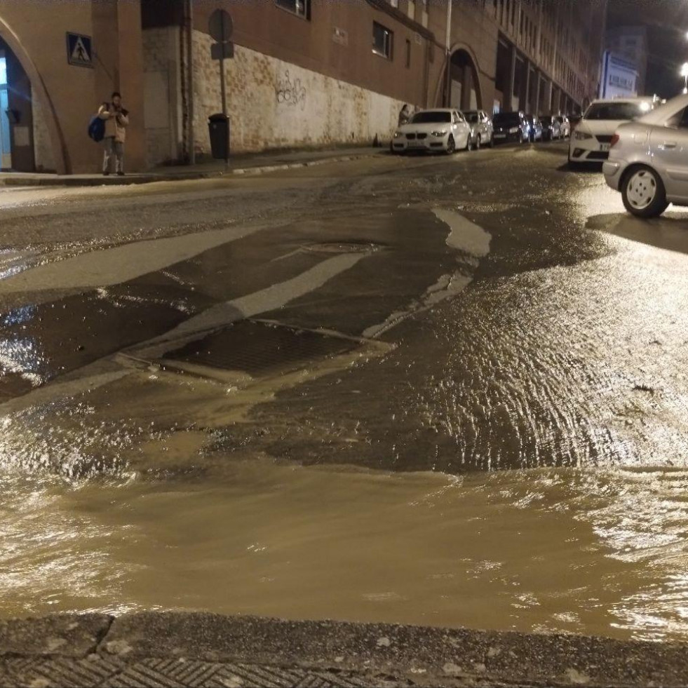 El reventón de una tubería en Álvaro Cunqueiro deja sin agua a cuatro portales en Esteiro