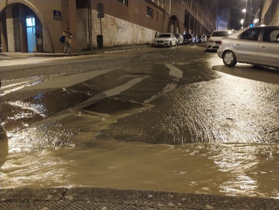 El reventón de una tubería en Álvaro Cunqueiro deja sin agua a cuatro portales en Esteiro