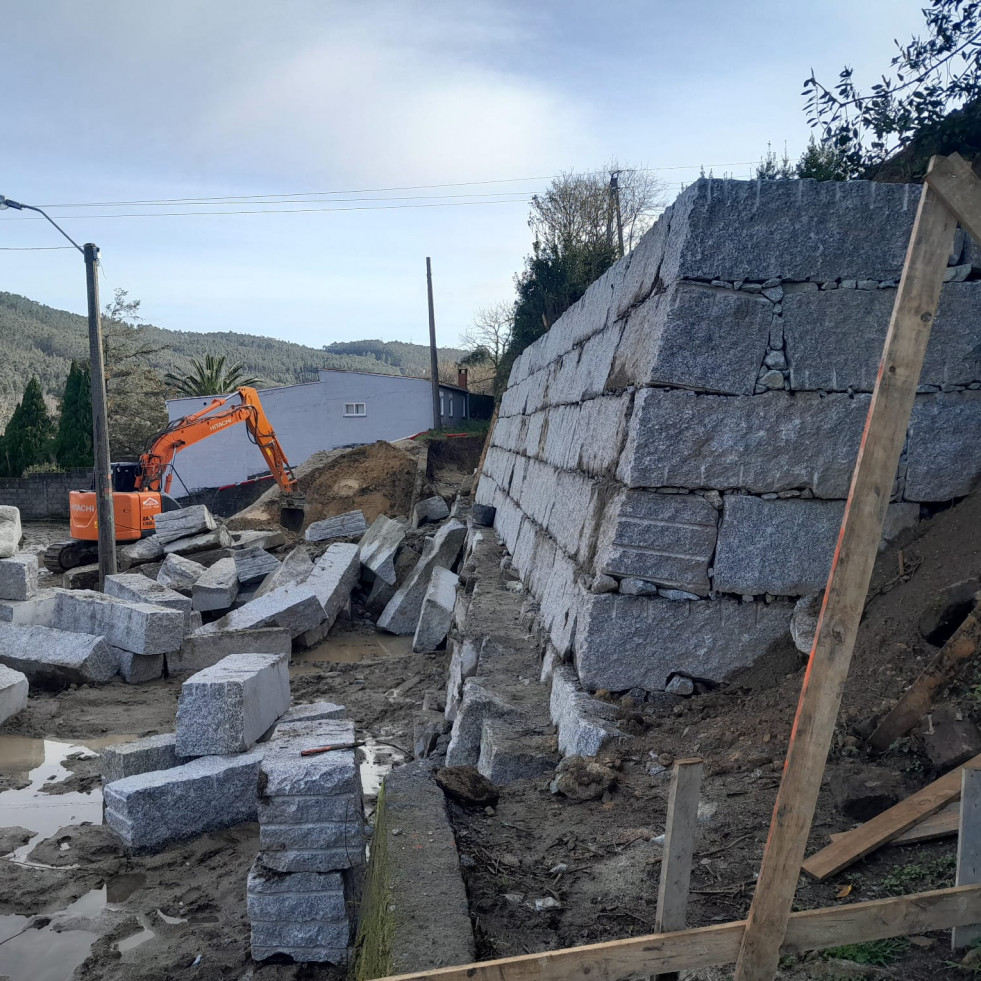 Comienzan las obras de reparación y mejora del talud de la Xunta Veciñal de Doniños