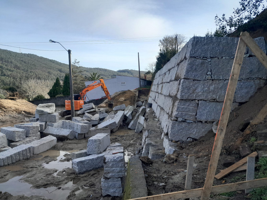 Comienzan las obras de reparación y mejora del talud de la Xunta Veciñal de Doniños