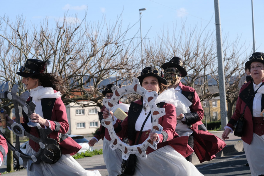 Las comparsas locales triunfaron en la fiesta del carnaval de Narón