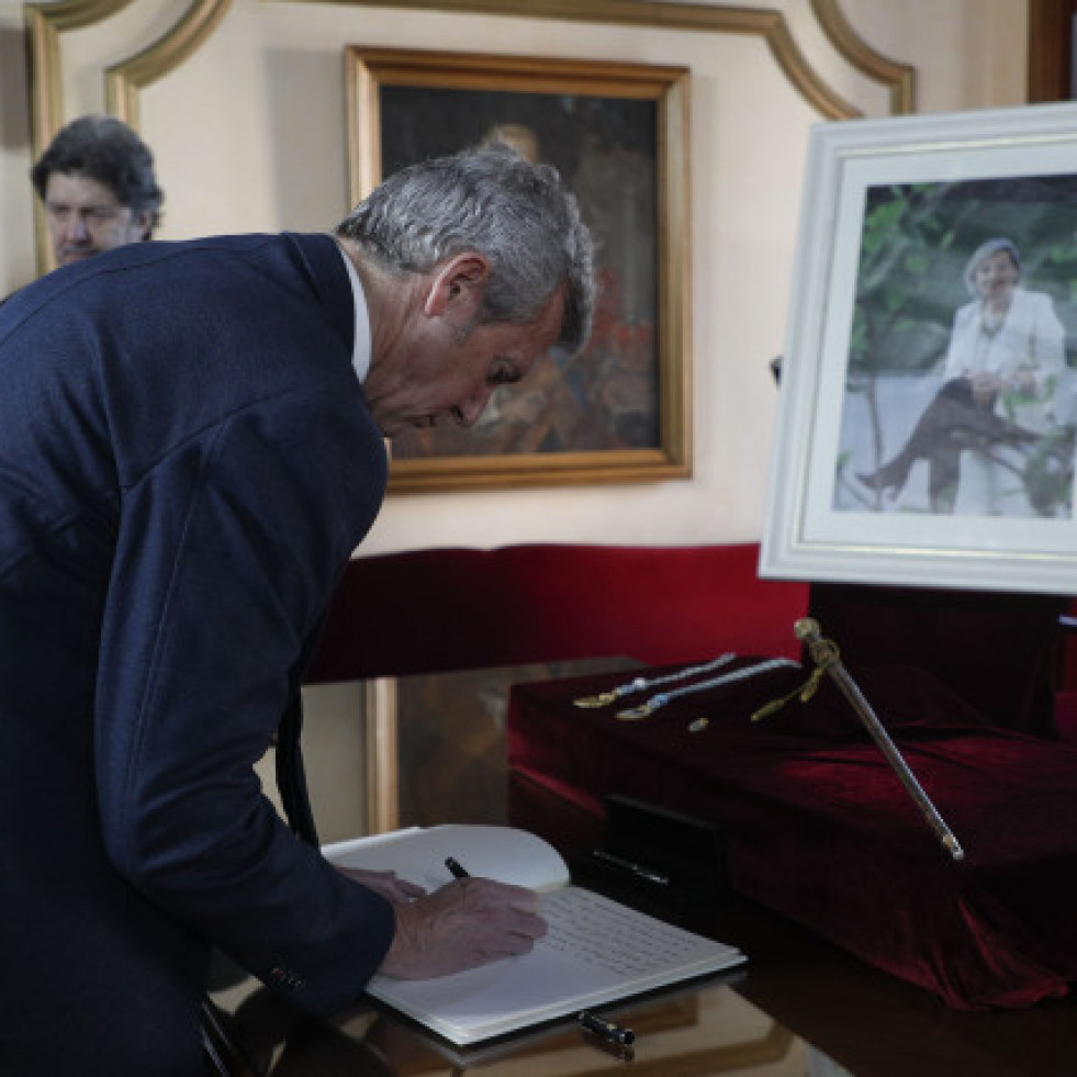 Políticos gallegos despiden a Paula Alvarellos en el libro de condolencias instalado en el Ayuntamiento de Lugo