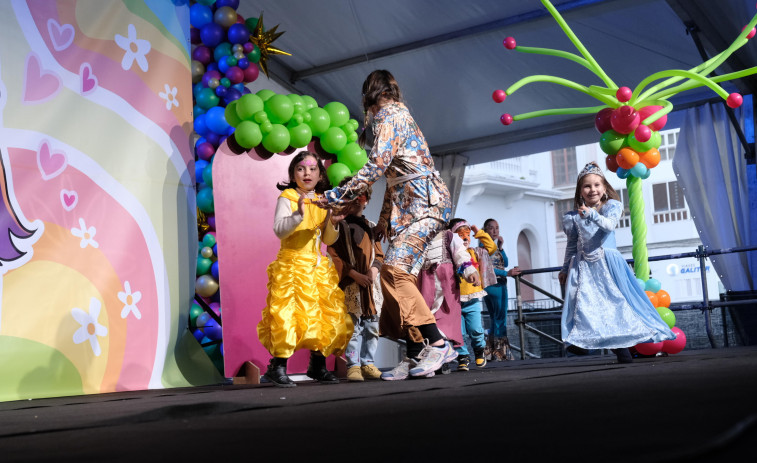 Una fiesta de disfraces infantil de temática hippie pone en marcha el Entroido ferrolano