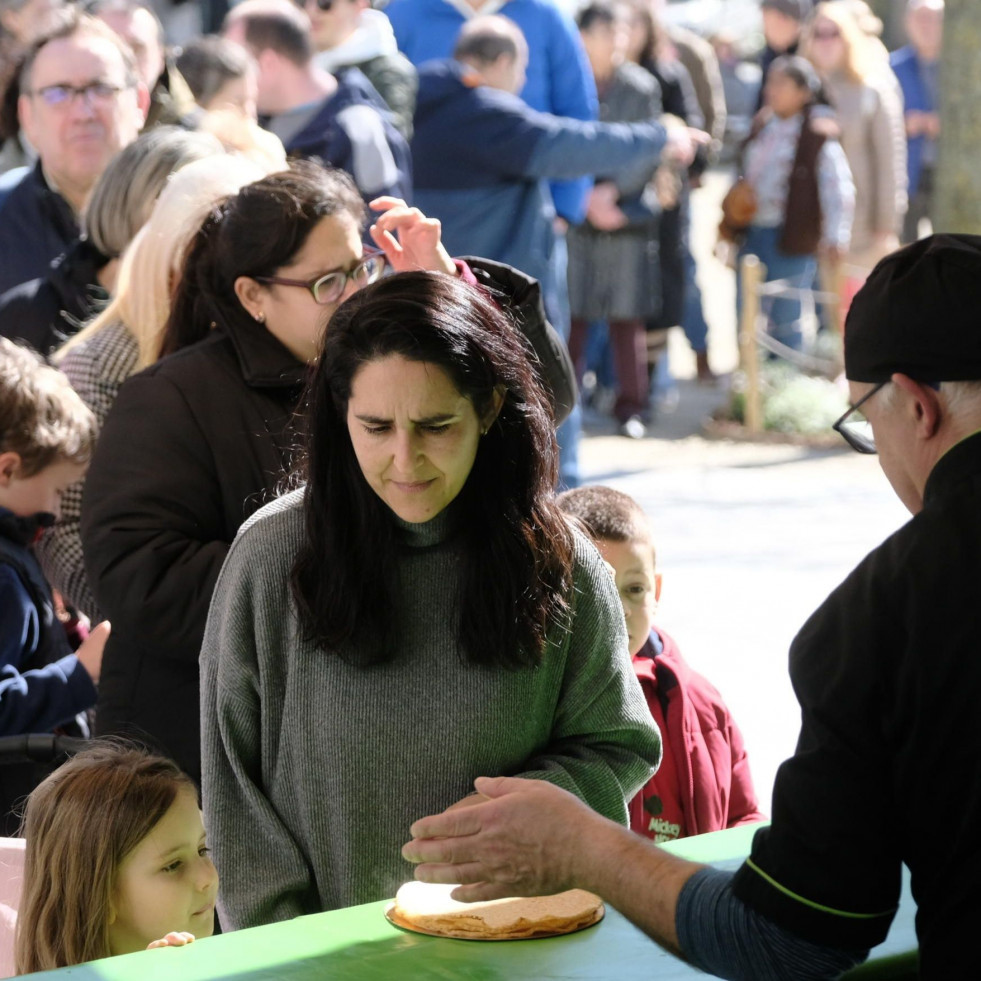 Largas colas en la plaza de Armas para probar los freixós gratuitos de Entroido en Ferrol