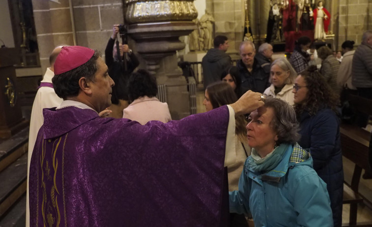 La imposición de ceniza, un rito ancestral en la concatedral de San Xiao