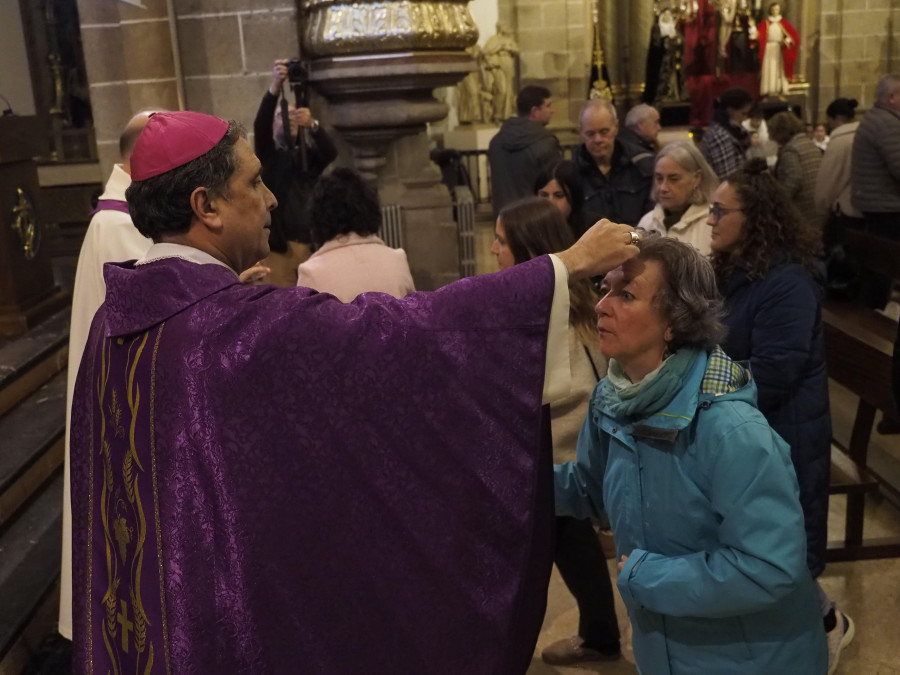 La imposición de ceniza, un rito ancestral en la concatedral de San Xiao