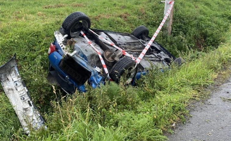 Trasladados al hospital los dos ocupantes de un coche que volcó tras una salida de vía en Narón