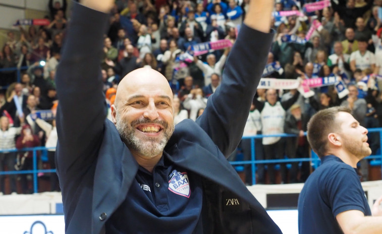 Lino López, entrenador del Baxi Ferrol: 