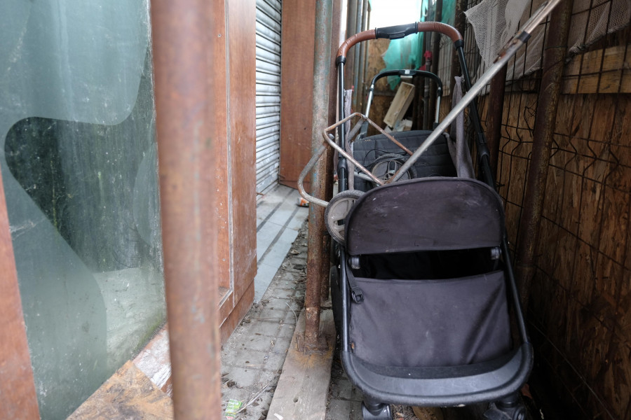 La basura vuelve a acumularse frente al edificio abandonado de Sánchez Calviño, en Ultramar