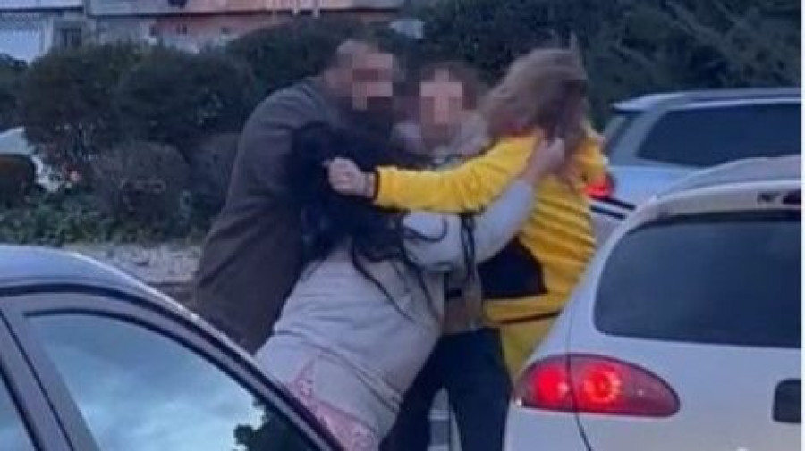 A tirones de pelo y parando el tráfico en A Gándara: dos mujeres se enzarzan en una pelea en Ferrol