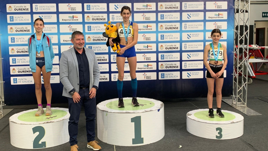 El Atletismo Narón domina el lanzamiento de peso gallego con Claudia Lendoiro y Antía Suárez