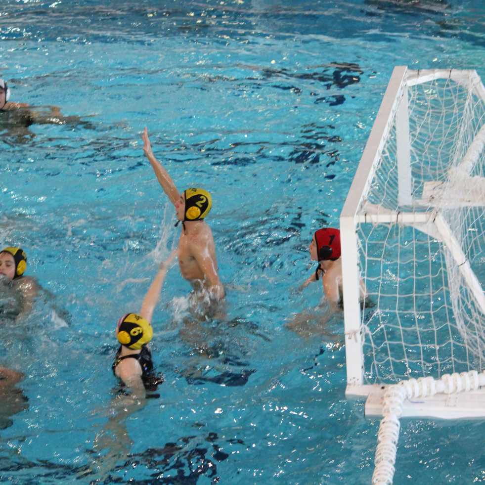 Waterpolo| El Marina juvenil gana al Náutico de Vigo para mantener su primera posición