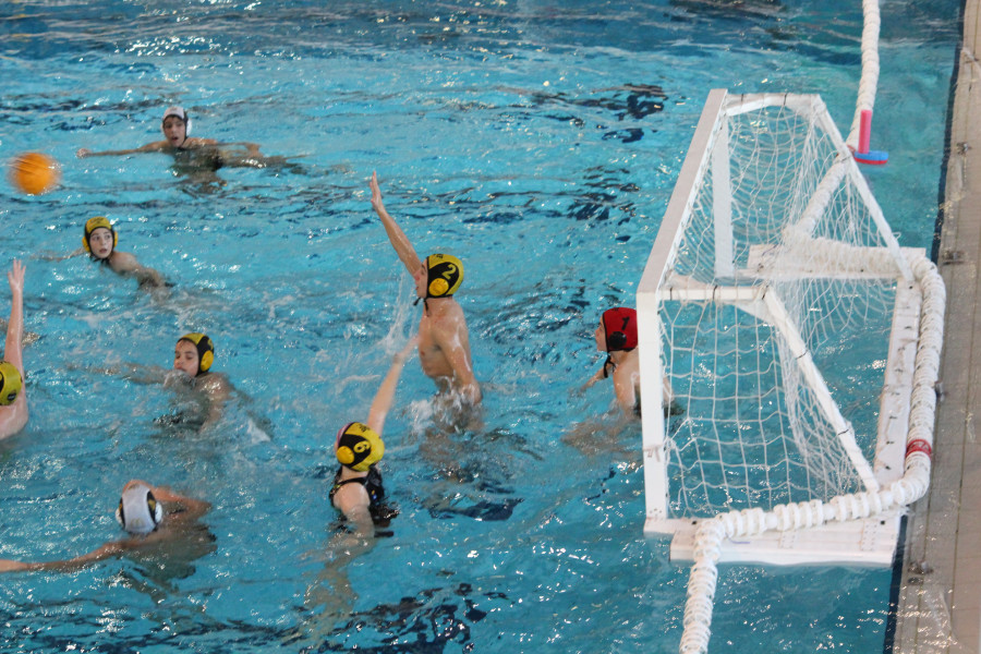 Waterpolo| El Marina juvenil gana al Náutico de Vigo para mantener su primera posición