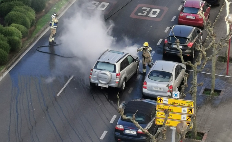 Movilizados los bomberos de Ferrol por un coche en llamas en Esteiro