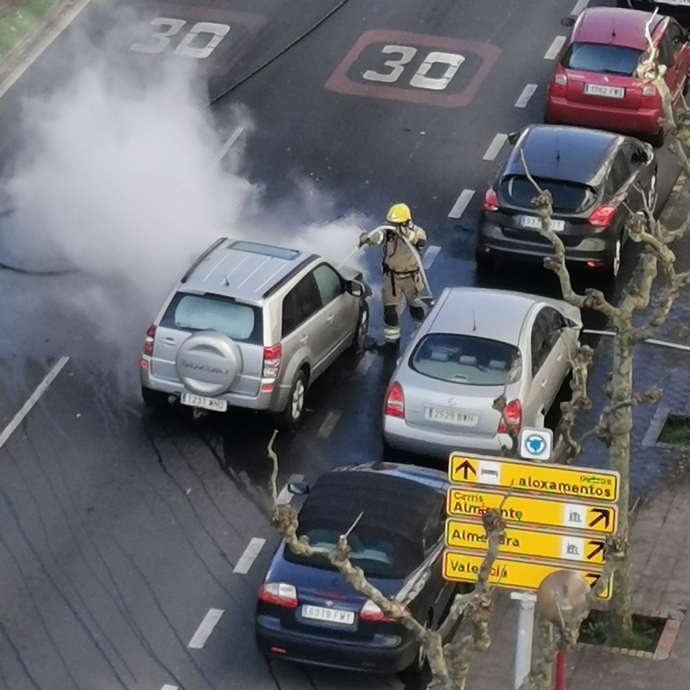 Movilizados los bomberos de Ferrol por un coche en llamas en Esteiro