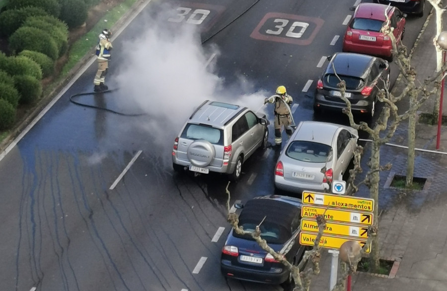 Movilizados los bomberos de Ferrol por un coche en llamas en Esteiro